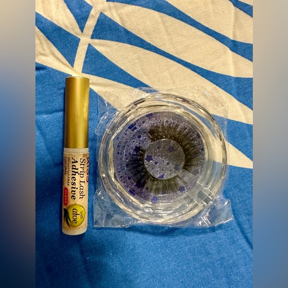 Lashes with adhesive - Picture 2 of 2